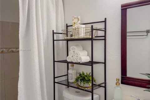 Condo in Hollywood, Florida, 2 bedrooms  № 1927091 - photo 15