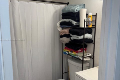 Condo in Hollywood, Florida, 2 bedrooms  № 1927091 - photo 9