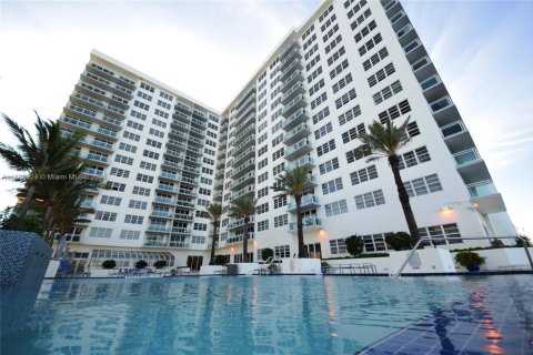 Condominio en venta en Miami Beach, Florida, 1 dormitorio, 75.07 m2 № 1942616 - foto 11