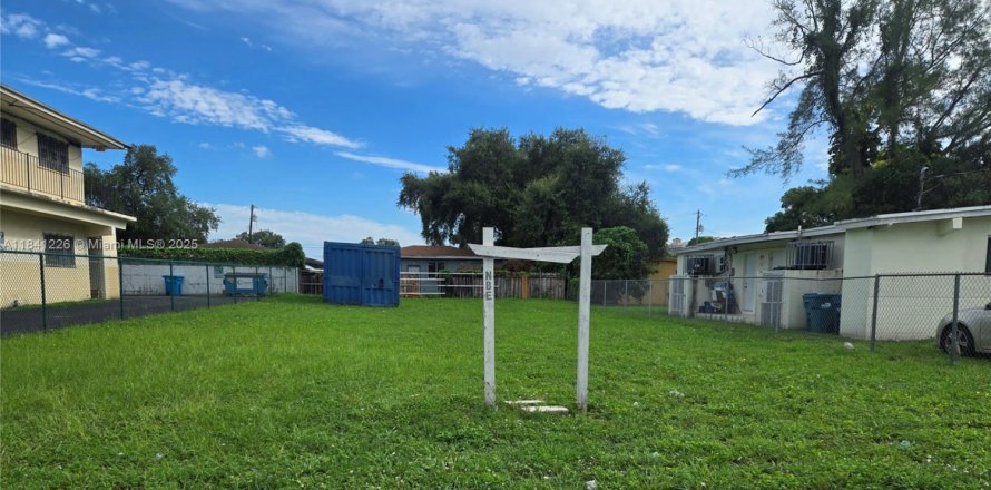 Commercial property in Miami, Florida № 1939440