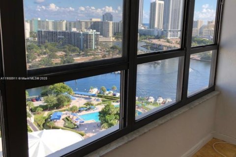 Condominio en venta en Hallandale Beach, Florida, 1 dormitorio, 92.9 m2 № 1954140 - foto 13