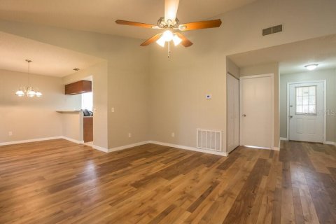 Villa ou maison à louer à Brandon, Floride: 3 chambres, 115.57 m2 № 1873162 - photo 4
