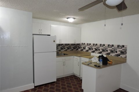 Villa ou maison à louer à Hialeah, Floride: 1 chambre, 65.03 m2 № 1953976 - photo 1
