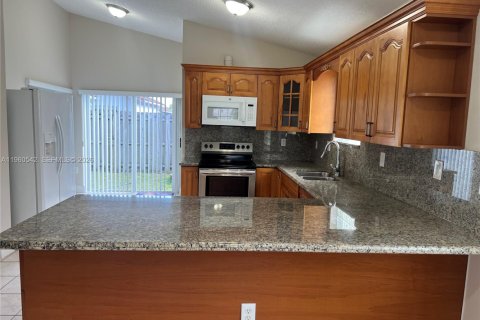 Villa ou maison à louer à Miami, Floride: 3 chambres, 115.66 m2 № 2023866 - photo 3