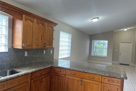 Villa ou maison à louer à Miami, Floride: 3 chambres, 115.66 m2 № 2023866 - photo 4