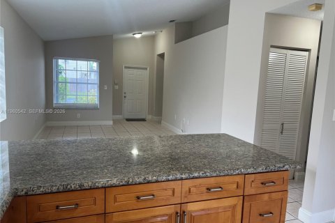 Villa ou maison à louer à Miami, Floride: 3 chambres, 115.66 m2 № 2023866 - photo 6