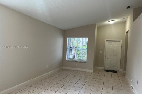 Villa ou maison à louer à Miami, Floride: 3 chambres, 115.66 m2 № 2023866 - photo 2