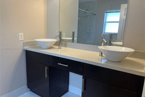 Villa ou maison à louer à Miami, Floride: 3 chambres, 115.66 m2 № 2023866 - photo 14
