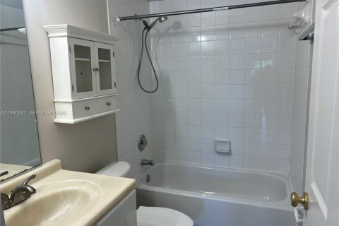 Villa ou maison à louer à Miami, Floride: 3 chambres, 115.66 m2 № 2023866 - photo 11