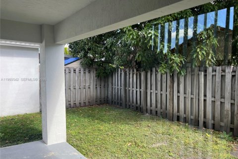 Villa ou maison à louer à Miami, Floride: 3 chambres, 115.66 m2 № 2023866 - photo 17