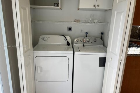 Villa ou maison à louer à Miami, Floride: 3 chambres, 115.66 m2 № 2023866 - photo 8