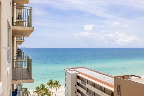 Condo à Hallandale Beach, Floride, 2 chambres  № 2051677