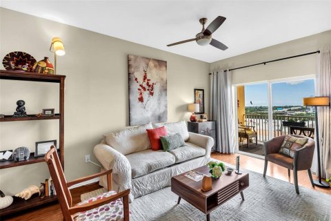 Condo in Saint Petersburg, Florida, 2 bedrooms  № 2388257 - photo 9