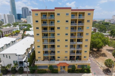 Condo in Saint Petersburg, Florida, 2 bedrooms  № 2388257 - photo 2