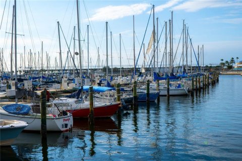 Condo in Saint Petersburg, Florida, 2 bedrooms  № 2388257 - photo 22