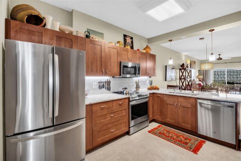 Condo in Saint Petersburg, Florida, 2 bedrooms  № 2388257 - photo 4
