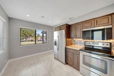 Villa ou maison à vendre à Miami, Floride: 3 chambres, 100.33 m2 № 2046138 - photo 10