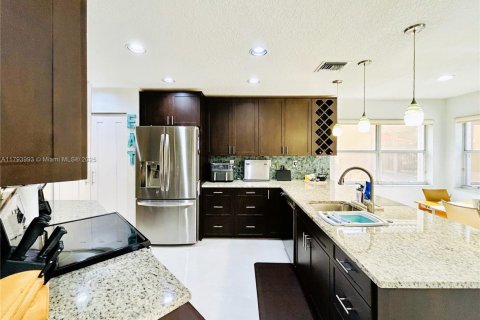 House in Weston, Florida 4 bedrooms, 261.24 sq.m. № 1682319 - photo 12