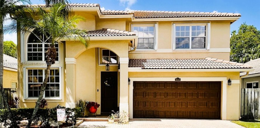 House in Weston, Florida 4 bedrooms, 261.24 sq.m. № 1682319