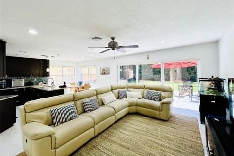 House in Weston, Florida 4 bedrooms, 261.24 sq.m. № 1682319 - photo 16