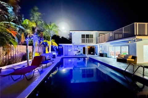 House in Pompano Beach, Florida 4 bedrooms, 284.37 sq.m. № 1667843 - photo 1