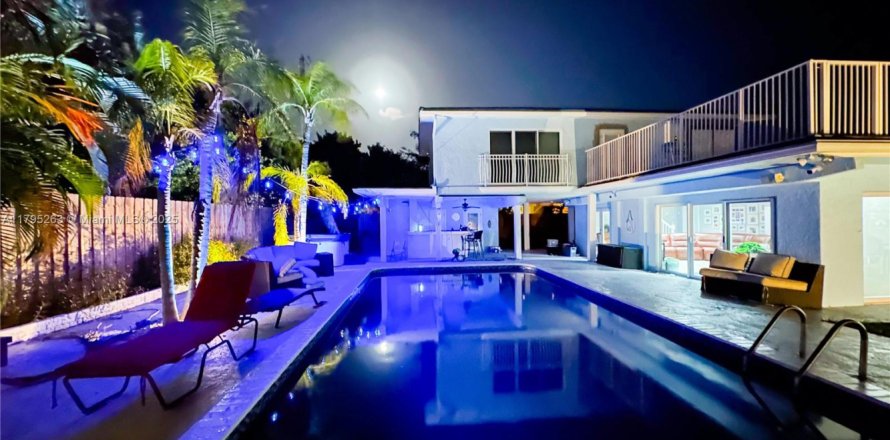 House in Pompano Beach, Florida 4 bedrooms, 284.37 sq.m. № 1667843