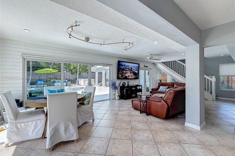House in Pompano Beach, Florida 4 bedrooms, 284.37 sq.m. № 1667843 - photo 15