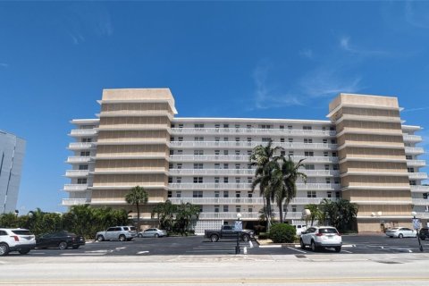 Condo in Hallandale Beach, Florida, 2 bedrooms  № 832909 - photo 1