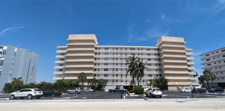 Condo in Hallandale Beach, Florida, 2 bedrooms  № 832909