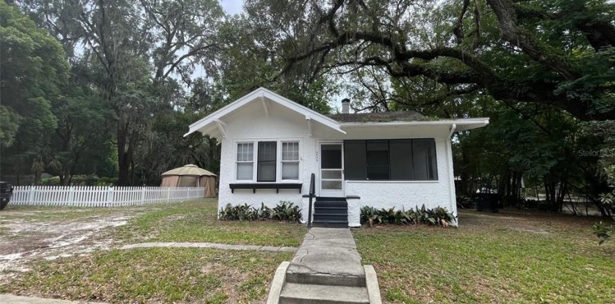 House in Gainesville, Florida 3 bedrooms, 141.95 sq.m. № 2209246
