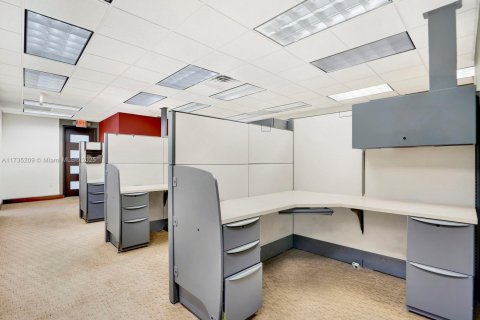 Купить коммерческую недвижимость в Корал-Гейблс, Флорида № 2035328 - фото 12