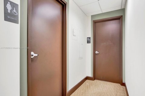 Купить коммерческую недвижимость в Корал-Гейблс, Флорида № 2035328 - фото 22