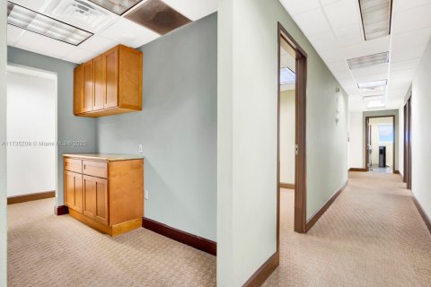 Купить коммерческую недвижимость в Корал-Гейблс, Флорида № 2035328 - фото 16
