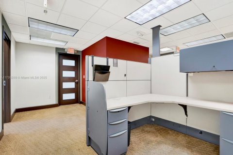 Купить коммерческую недвижимость в Корал-Гейблс, Флорида № 2035328 - фото 11