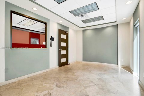 Купить коммерческую недвижимость в Корал-Гейблс, Флорида № 2035328 - фото 6