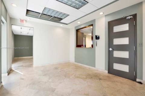 Купить коммерческую недвижимость в Корал-Гейблс, Флорида № 2035328 - фото 8