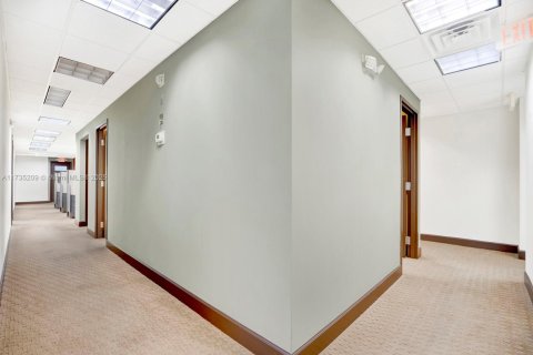 Купить коммерческую недвижимость в Корал-Гейблс, Флорида № 2035328 - фото 21