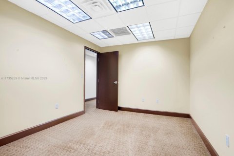 Купить коммерческую недвижимость в Корал-Гейблс, Флорида № 2035328 - фото 17