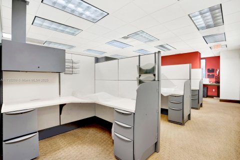 Купить коммерческую недвижимость в Корал-Гейблс, Флорида № 2035328 - фото 26