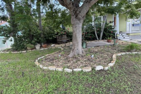 House in Gulfport, Florida 3 bedrooms, 121.7 sq.m. № 2322660