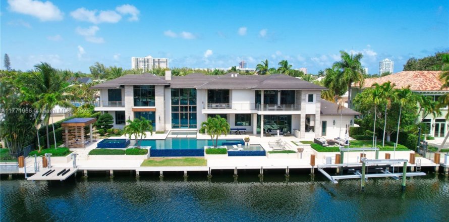 House in Fort Lauderdale, Florida 6 bedrooms, 846.53 sq.m. № 1727429