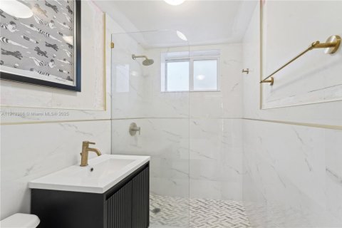 Condo in Miami Beach, Florida, 1 bedroom  № 1969794 - photo 11