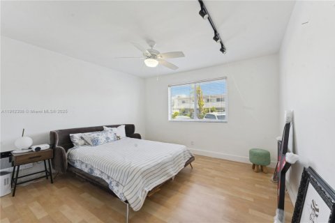 Condo in Miami Beach, Florida, 1 bedroom  № 1969794 - photo 12