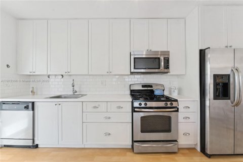 Condo in Miami Beach, Florida, 1 bedroom  № 1969794 - photo 9