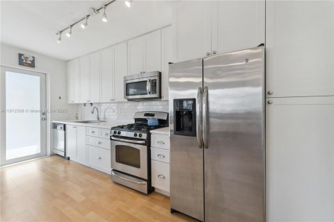 Condo in Miami Beach, Florida, 1 bedroom  № 1969794 - photo 8