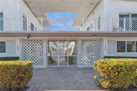 Condo in Miami Beach, Florida, 1 bedroom  № 1969794 - photo 2