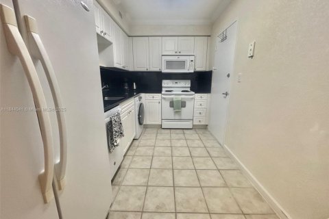 Condo in Hollywood, Florida, 1 bedroom  № 1940237 - photo 1