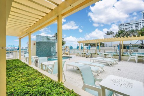 Condo in Hollywood, Florida, 1 bedroom  № 1940237 - photo 22