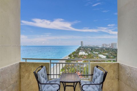 Condominio en Hallandale Beach, Florida, 2 dormitorios  № 2054420