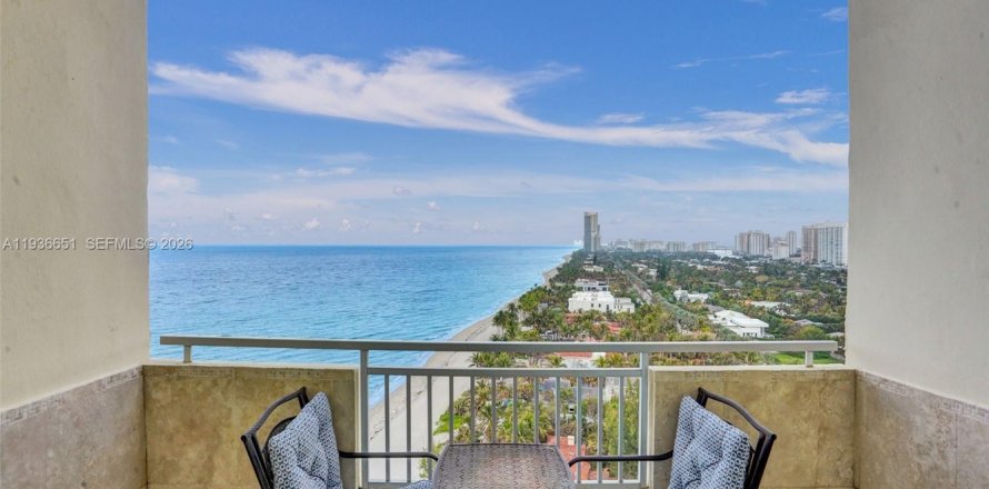 Condominio en Hallandale Beach, Florida, 2 dormitorios  № 2054420